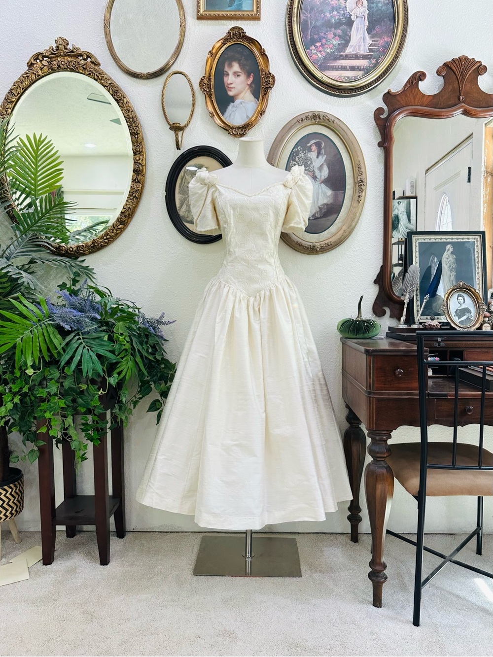 Ivory Puff-Sleeve Vintage Style Women’s Dress